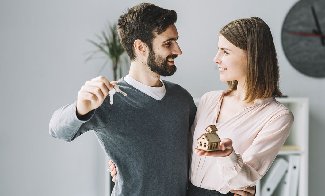 Mujer y hombre con llaves de casa.